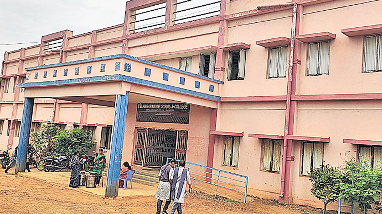 మాడల్‌  స్కూల్‌ పిలుస్తోంది..