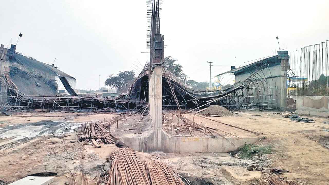 నిర్మాణ దశలోనే కూలిన గ్రీన్‌ఫీల్డ్‌ వంతెన