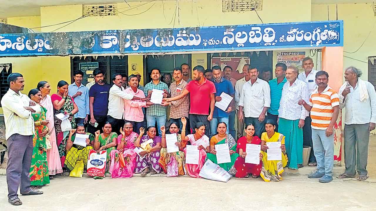 Gruha Lakshmi | గృహలక్ష్మిని కొనసాగించాలి.. బిల్లులు వెంటనే చెల్లించాలంటూ  వరంగల్‌లో లబ్ధిదారుల నిరసన