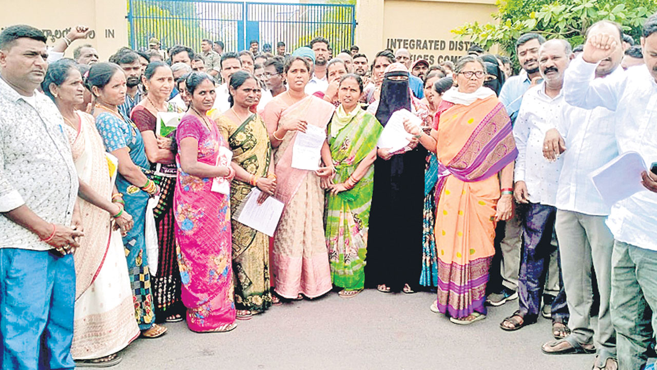 ‘గృహలక్ష్మి’ని కొనసాగించాల్సిందే..