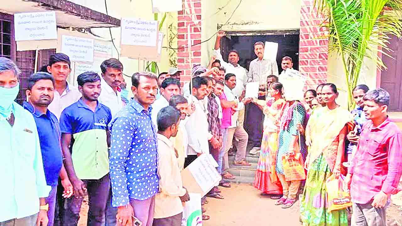 గృహలక్ష్మిని కొనసాగించాలి