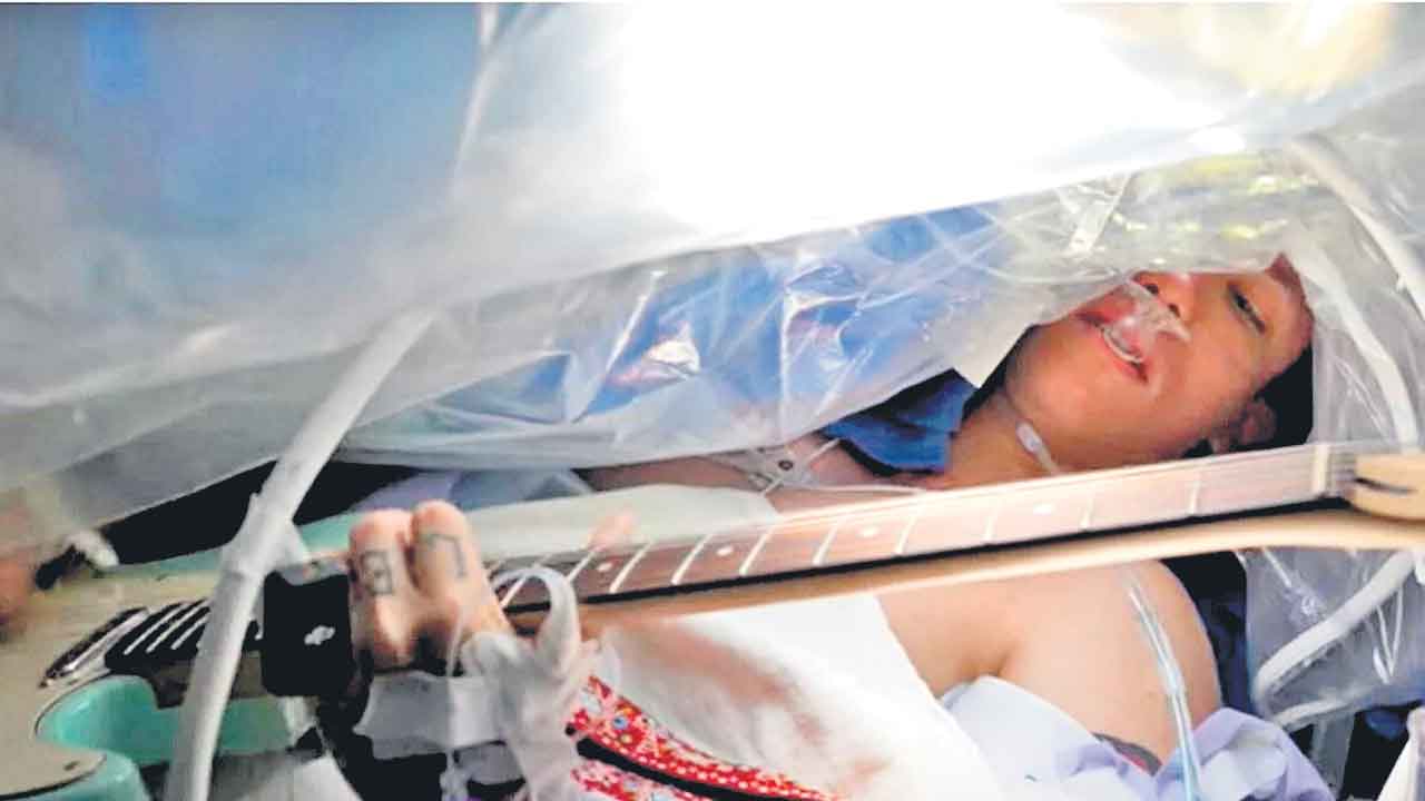 Florida Man | మెదడుకు సర్జరీ చేస్తుంటే గిటార్‌ వాయించాడు..!