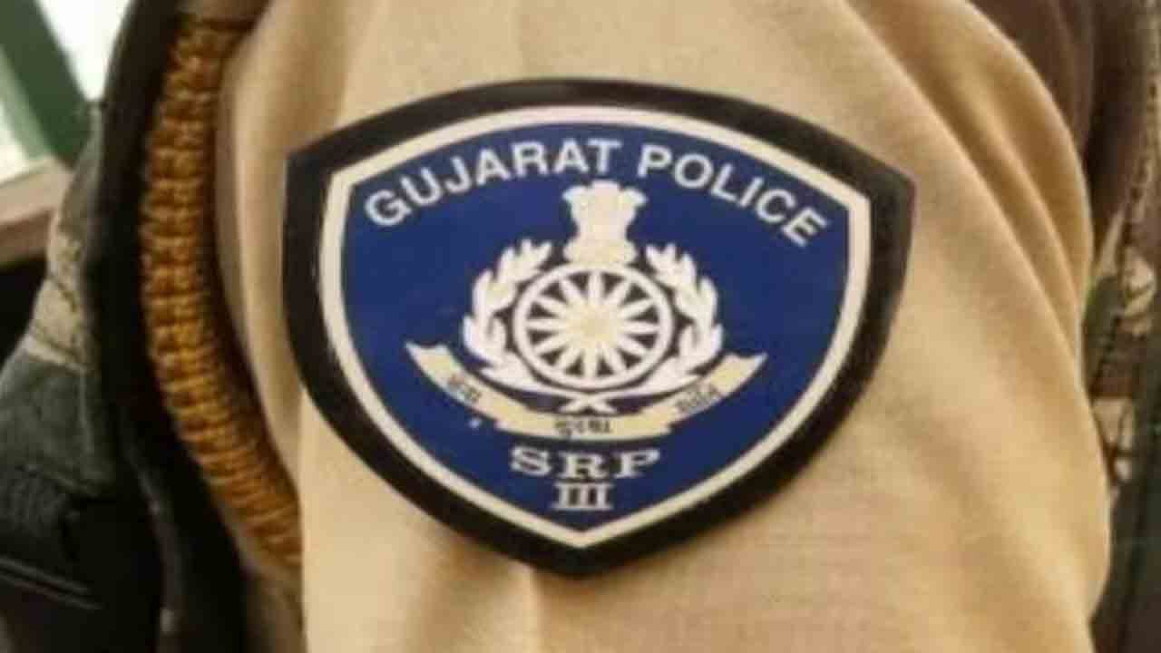 Gujarat Police extort money | 335 బ్యాంకు ఖాతాలు స్తంభింపజేసిన పోలీసులు.. అన్‌ఫ్రీజ్ కోసం లక్షల్లో   లంచం డిమాండ్‌