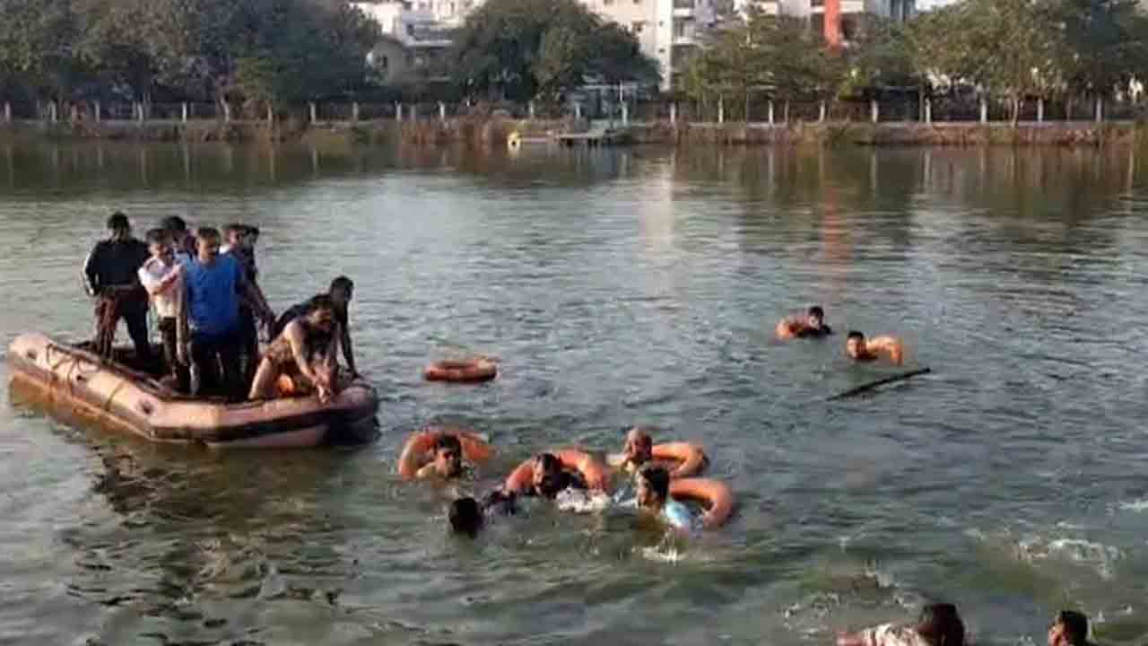 గుజరాత్‌లో పడవ బోల్తా 14 మంది దుర్మరణం