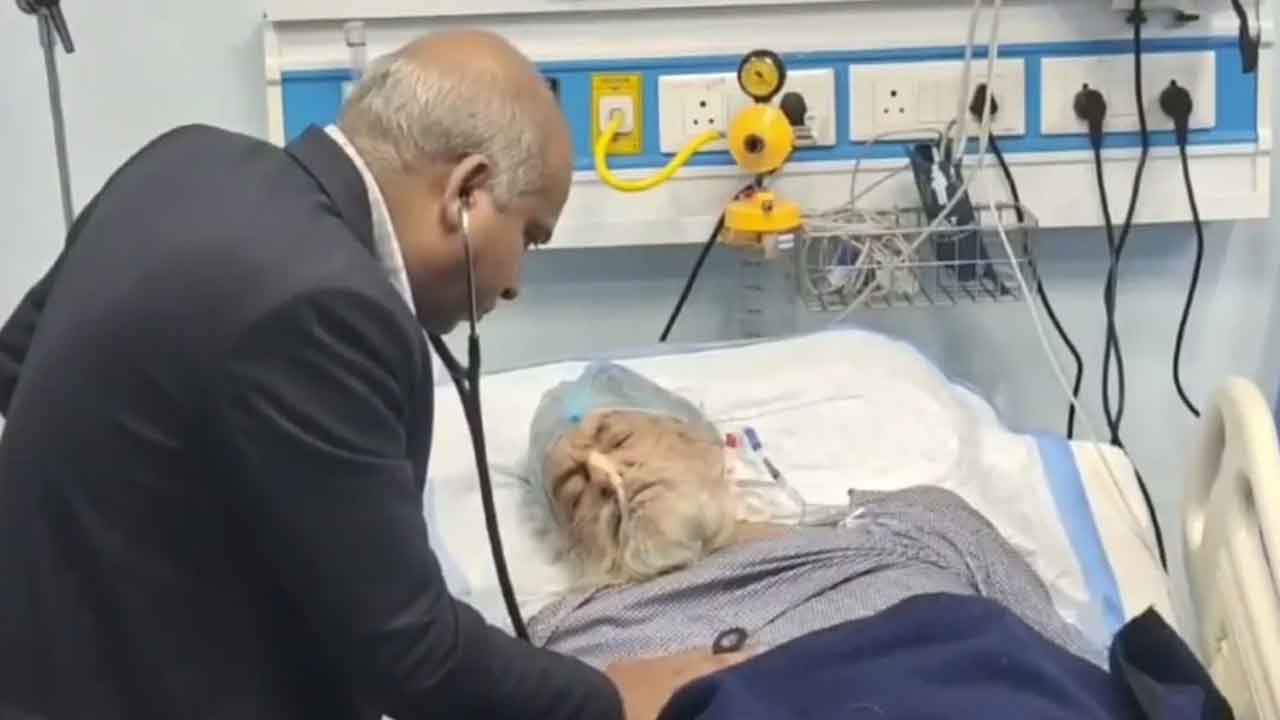 Ambulance | గోతిలో పడ్డ అంబులెన్స్‌.. లేచి కూర్చున్న శవం!