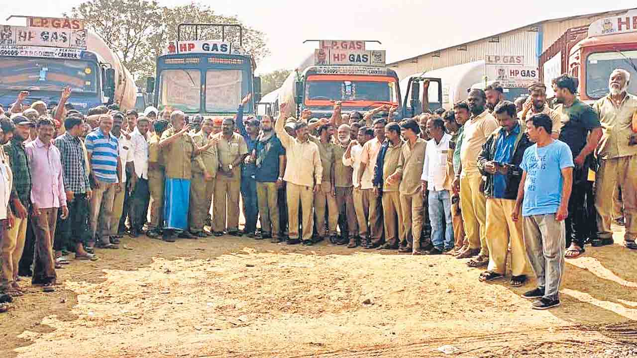 చర్లపల్లిలో లారీ డ్రైవర్ల ఆందోళన