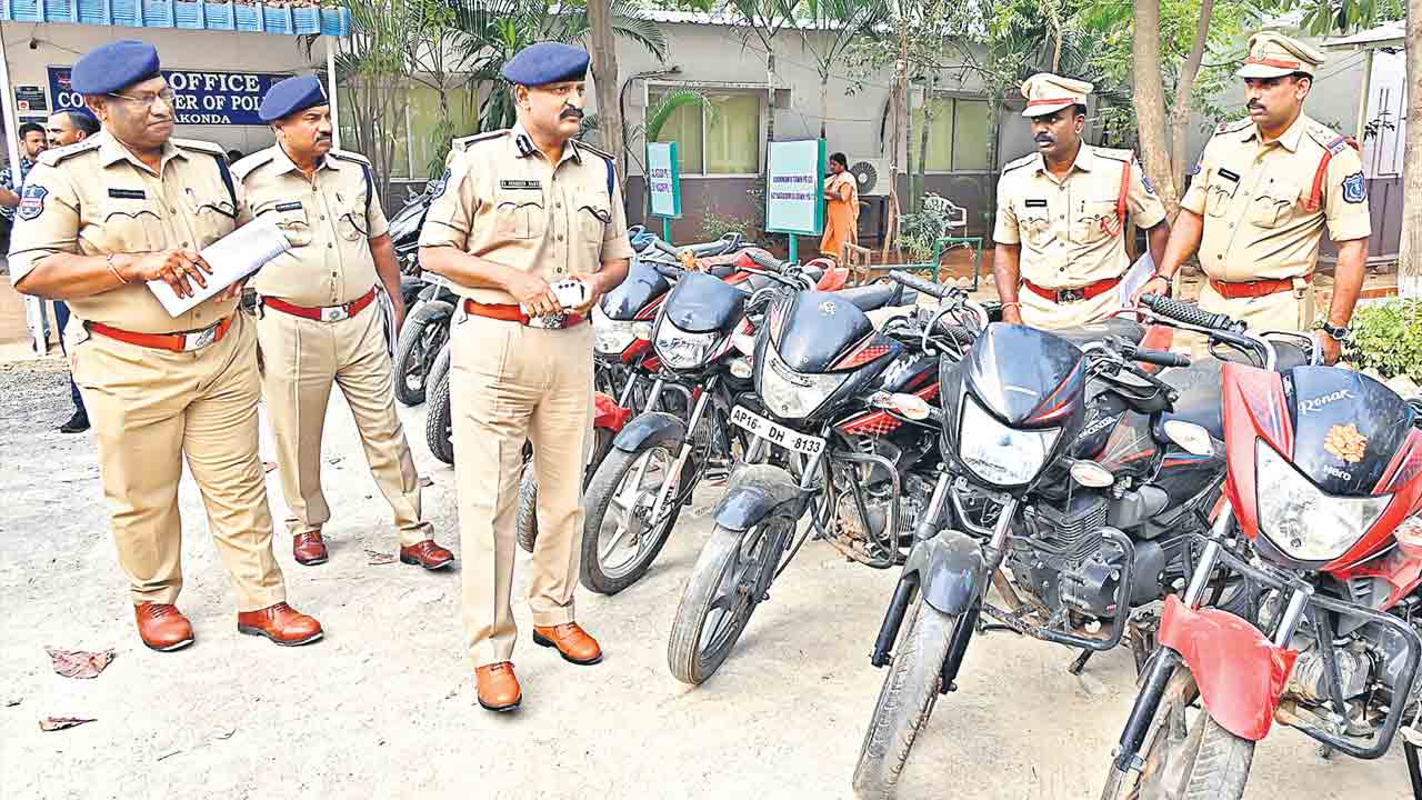 బైకులు దొంగిలిస్తున్న వ్యక్తి అరెస్ట్‌