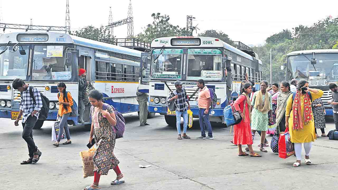 ఇబ్బంది పడిన ప్రయాణికులు