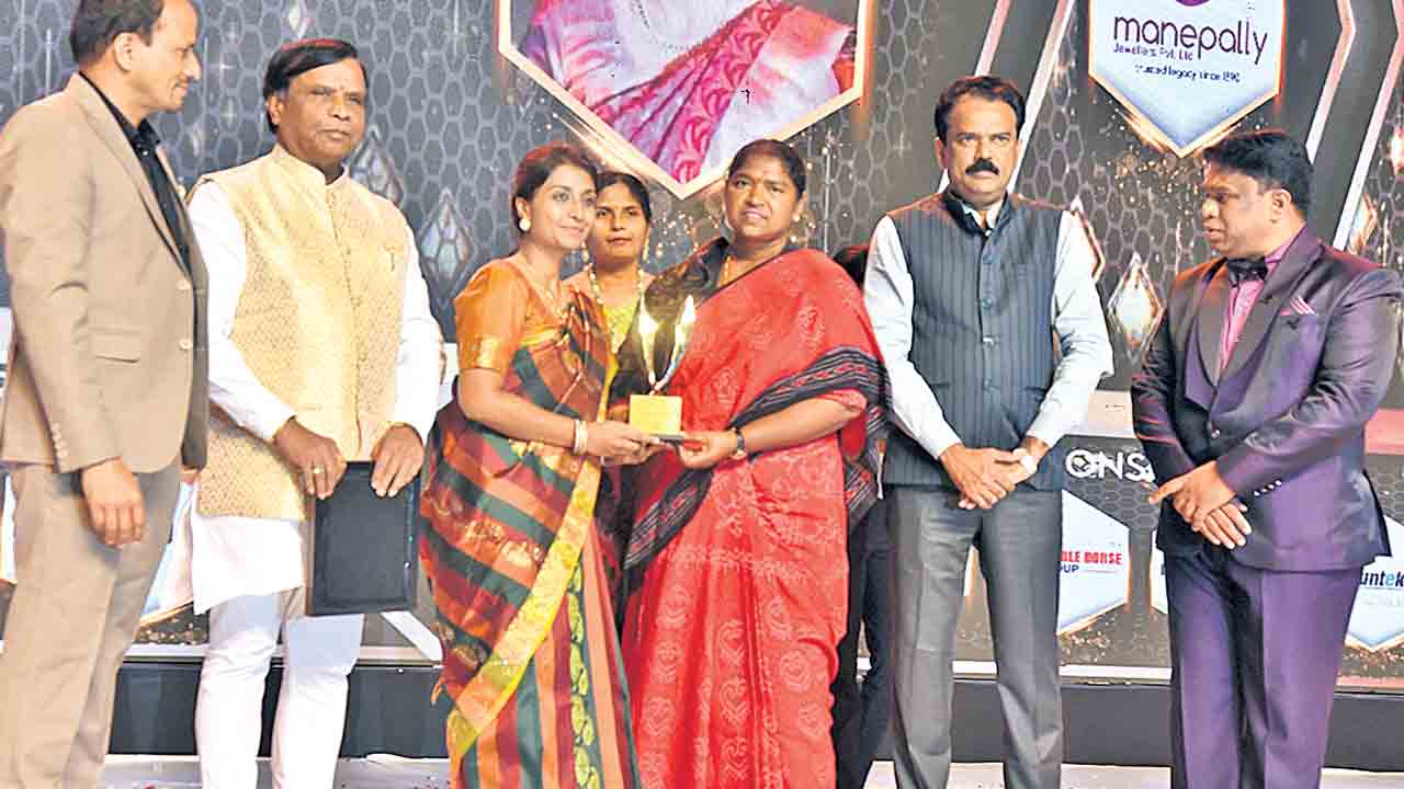 మహిళల ప్రతిభను గుర్తించి గౌరవించాలి