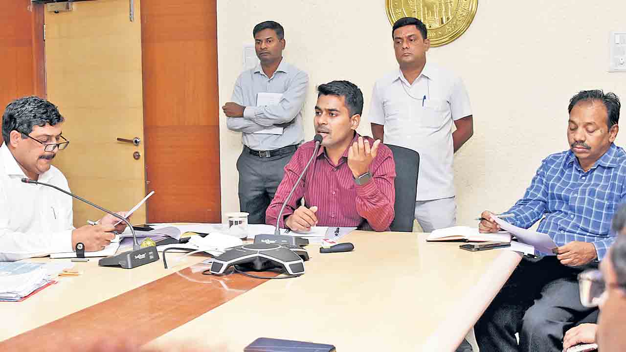 అవసరమైన సర్టిఫికెట్లు జారీ చేయండి