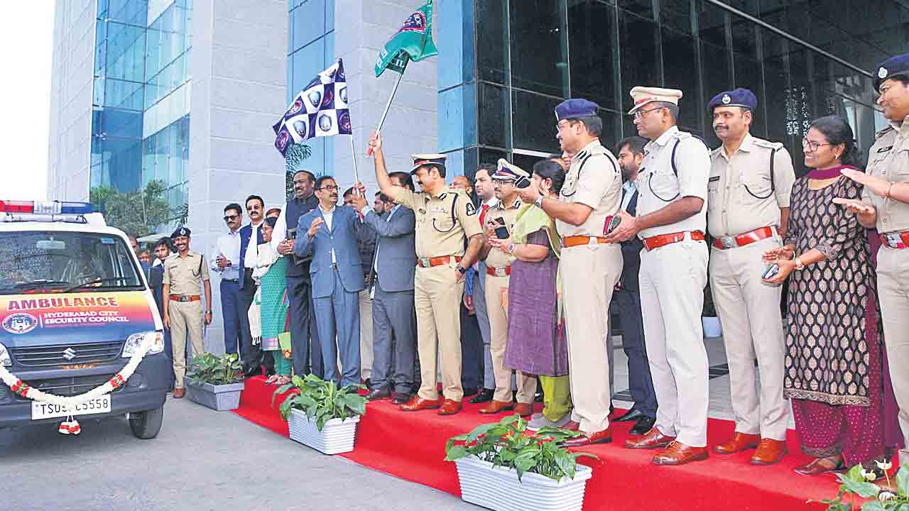 చలాన్లే కాదు.. ట్రాఫిక్‌నూ నియంత్రించాలి