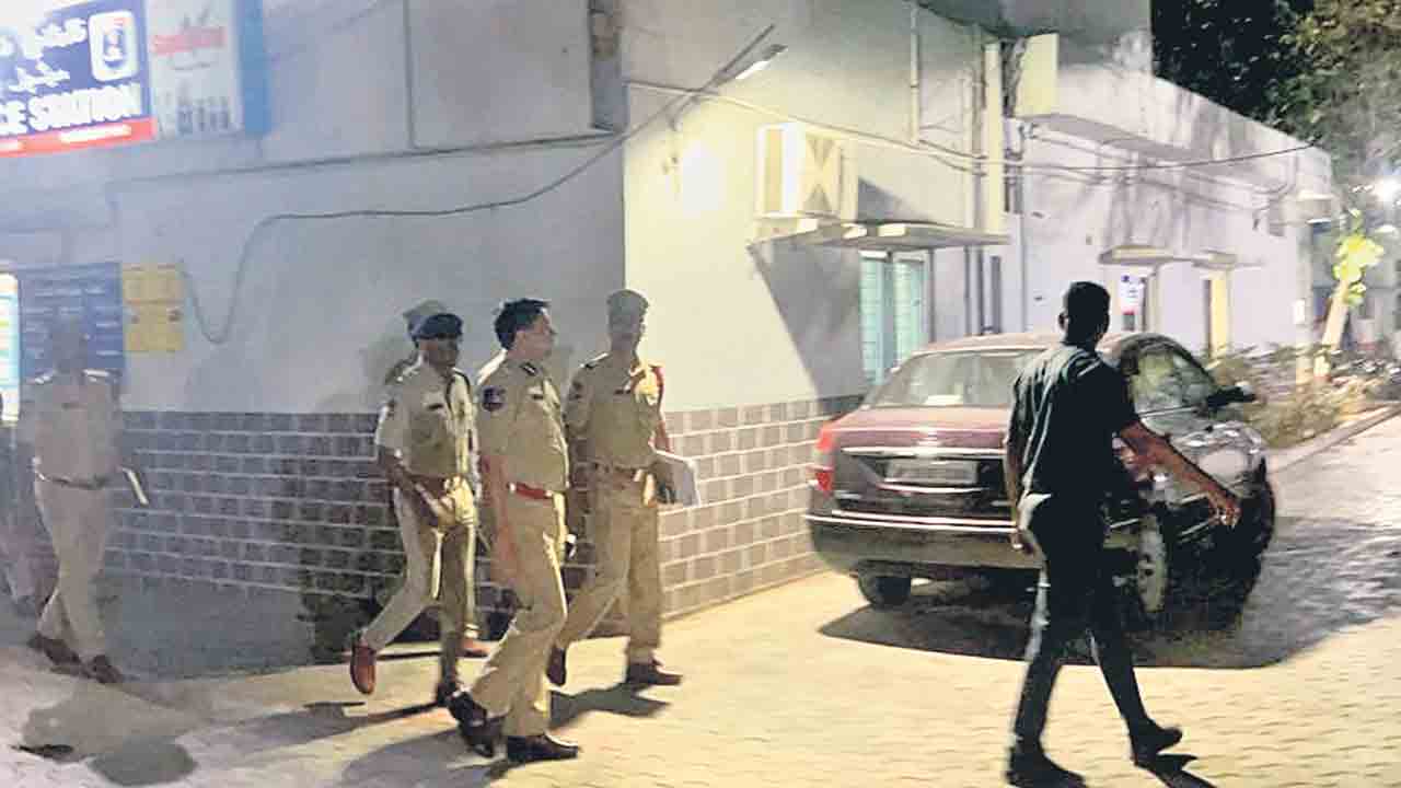 సైబరాబాద్‌ సీపీ ఆకస్మిక తనిఖీ