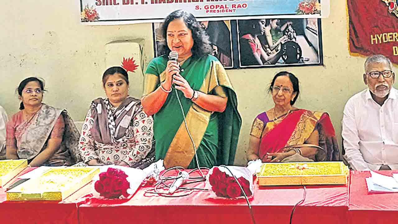 ఉచిత వైద్యసేవలందించడం అభినందనీయం