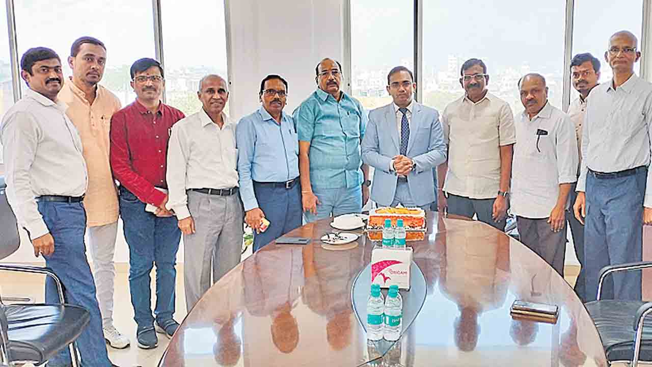 ఉద్యోగులంతా కలిసి కట్టుగా పనిచేయాలి