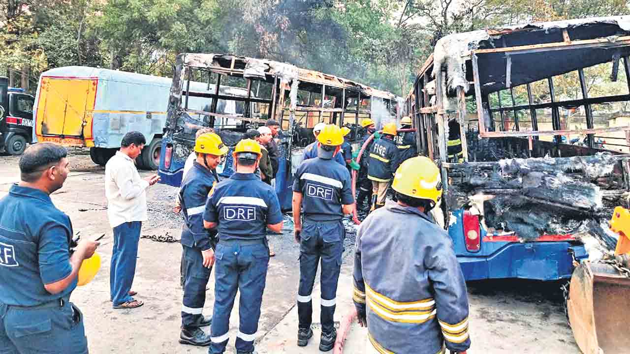 రెండు ఆర్టీసీ బస్సులు దగ్ధం