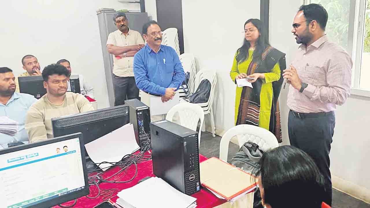 ప్రతి రోజు 40,000 దరఖాస్తులు..