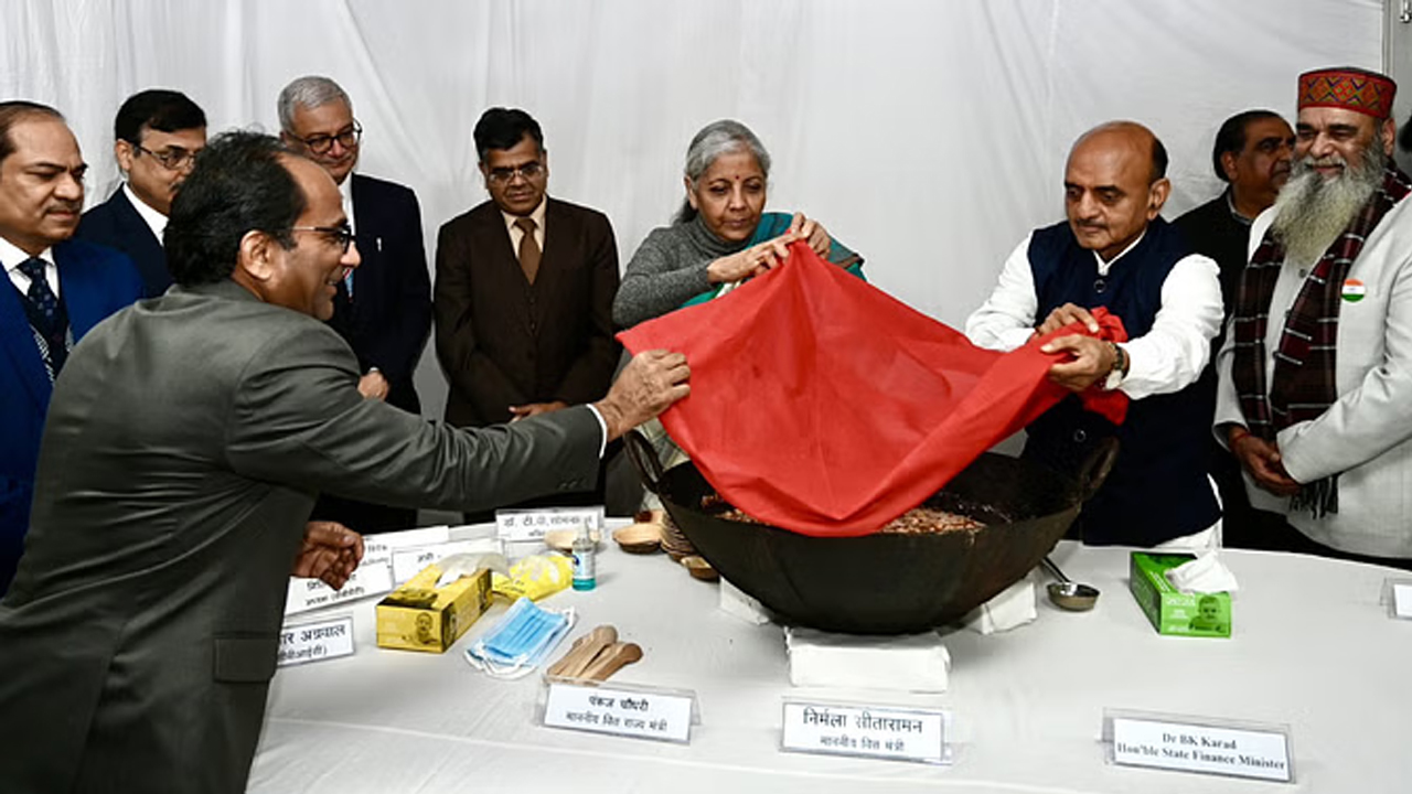 Halwa Ceremony | నార్త్ బ్లాక్లో హల్వా వేడుక.. స్వయంగా వడ్డించిన ఆర్థిక మంత్రి