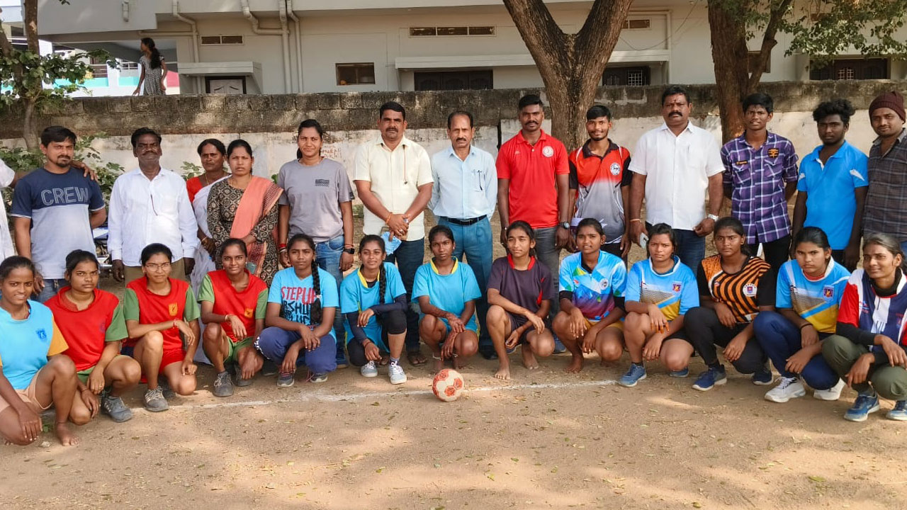 హ్యాండ్‌బాల్‌ రాష్ట్ర స్థాయి పోటీలకు బాలికల జిల్లా జట్టు
