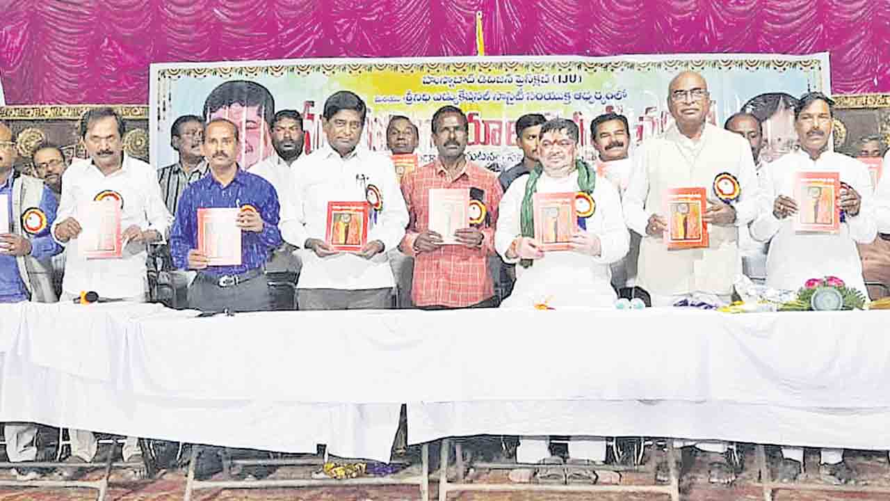 సమాజంలో కవులు, రచయితల పాత్ర కీలకం