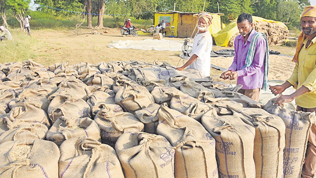 ఐకేపీ కమీషన్‌ స్వాహా