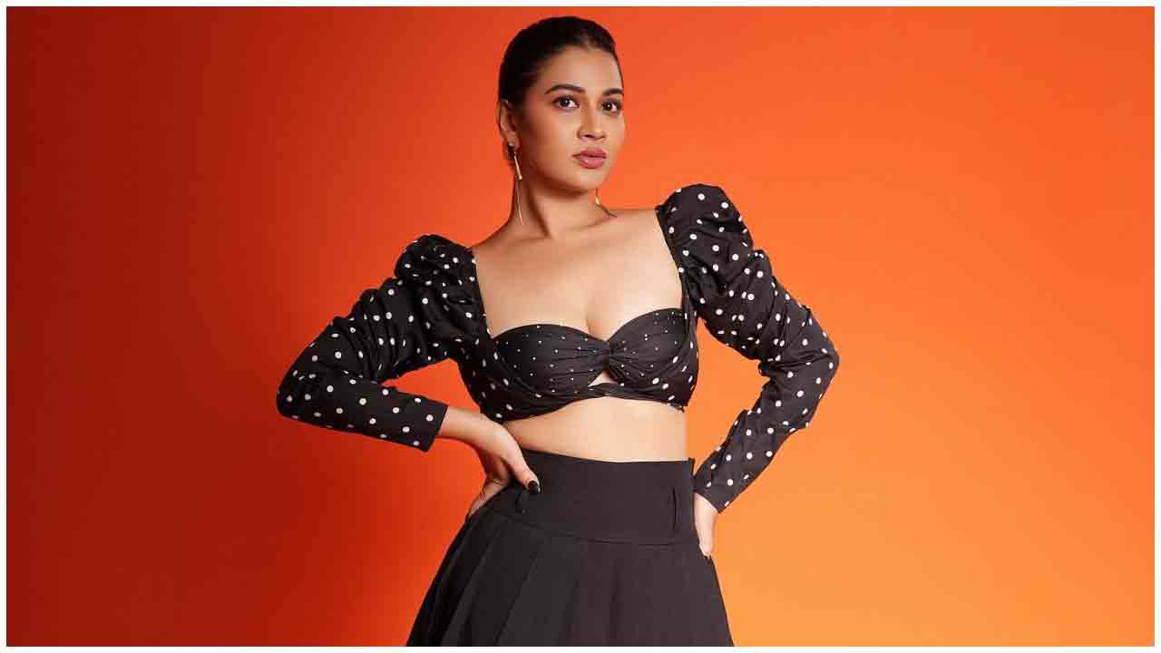 Inaya Sultana | సరికొత్త పోజులతో అందాలు ఒలకబోస్తున్న ఇనయా సుల్తానా..