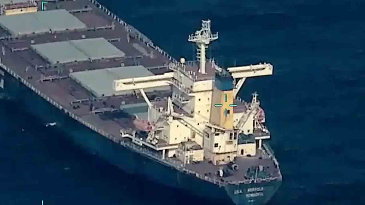 Hijacked Ship | హైజాక్‌ అయిన నౌకలోని సిబ్బందిని ఇలా రక్షించారు.. వీడియో షేర్‌ చేసిన నేవీ