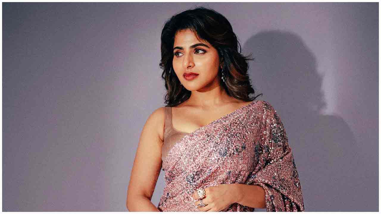 Iswarya Menon | మతెక్కించే చూపులతో మతులు పోగొడుతున్న ఐశ్వర్యా మీనన్..