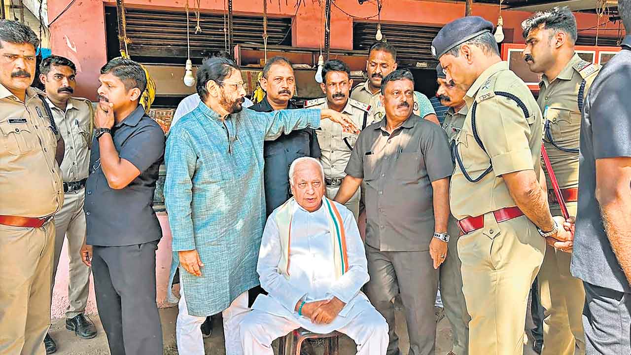 రోడ్డుపై కేరళ గవర్నర్‌ ధర్నా