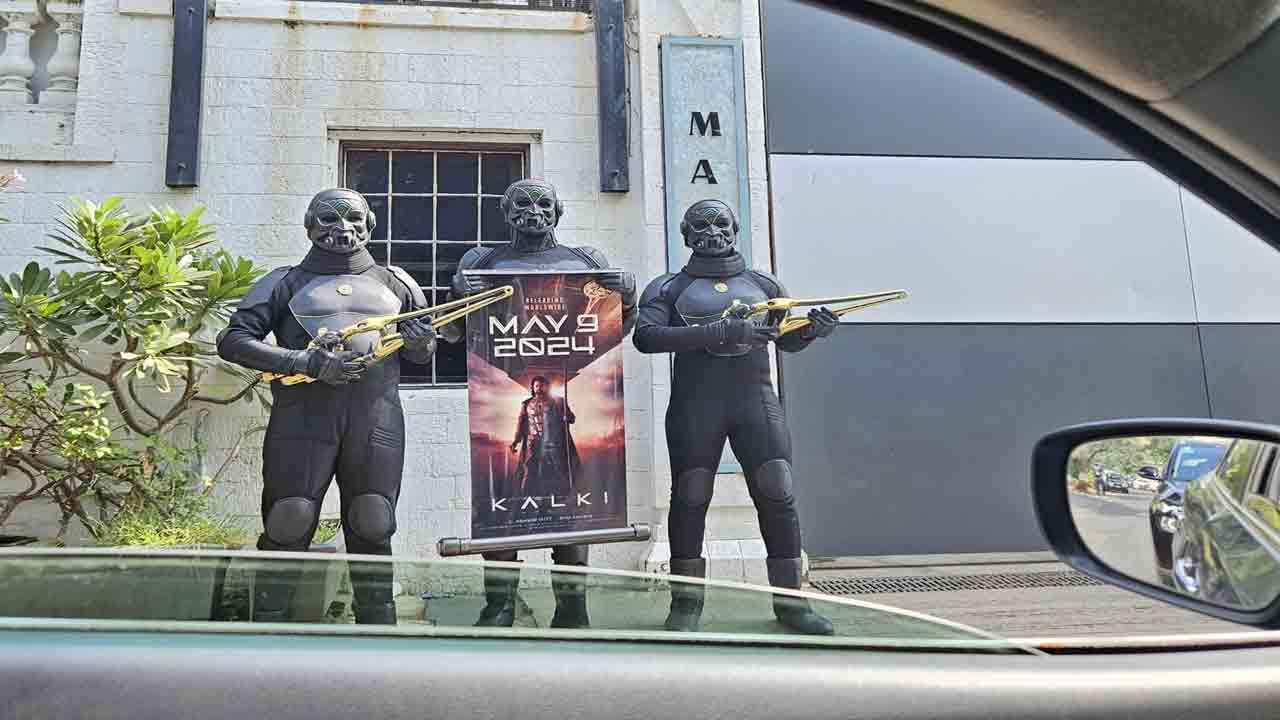 Kalki 2898 AD | ‘కల్కి’ క్రేజీ ప్ర‌మోష‌న్స్.. షారుఖ్ ఇంటిముందు ‘ప్రభాస్‌’ పోస్ట‌ర్‌తో రైడర్స్