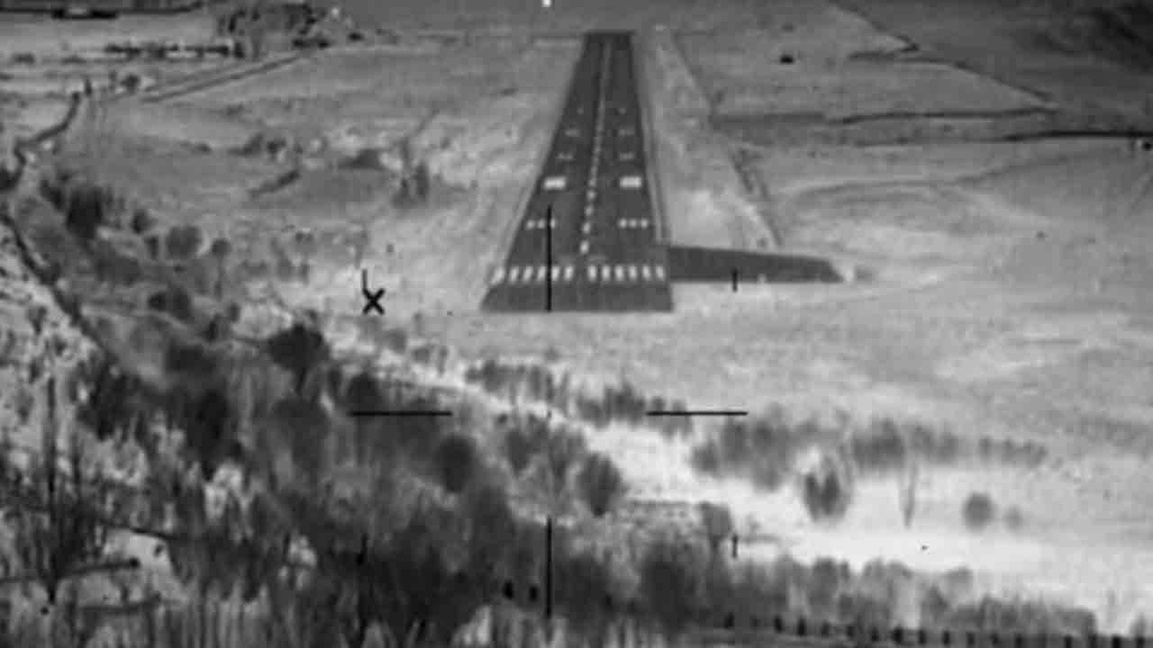 Watch: మరో మైలురాయి సాధించిన ఐఏఎఫ్‌..  రాత్రి వేళ కార్గిల్‌ ఎయిర్‌స్ట్రిప్‌పై సీ-130జే ల్యాండింగ్