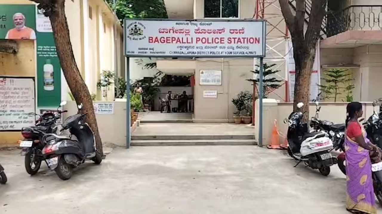 9th Class Girl | బాబుకు జన్మనిచ్చిన 9వ తరగతి బాలిక.. హాస్టల్‌ వార్డెన్‌ సస్పెండ్‌