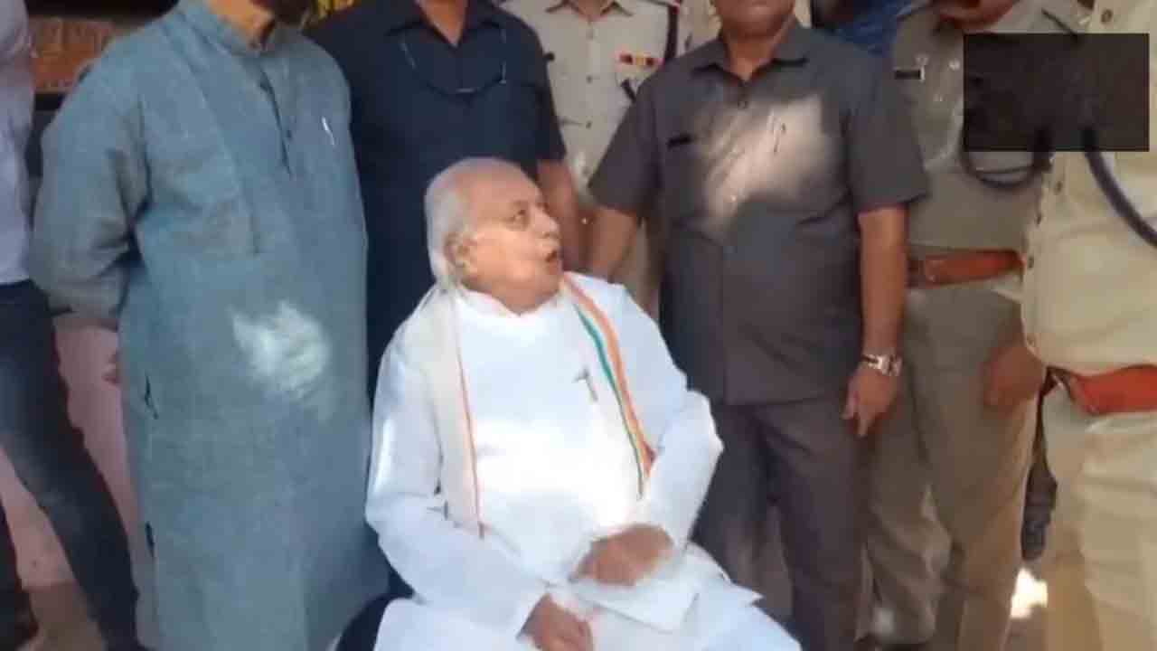 Kerala Governor | చాయ్‌ దుకాణం ముందు గవర్నర్‌ బైఠాయింపు.. తన కాన్వాయ్‌ని SFI అడ్డగించడంపై ఆగ్రహం.. Video