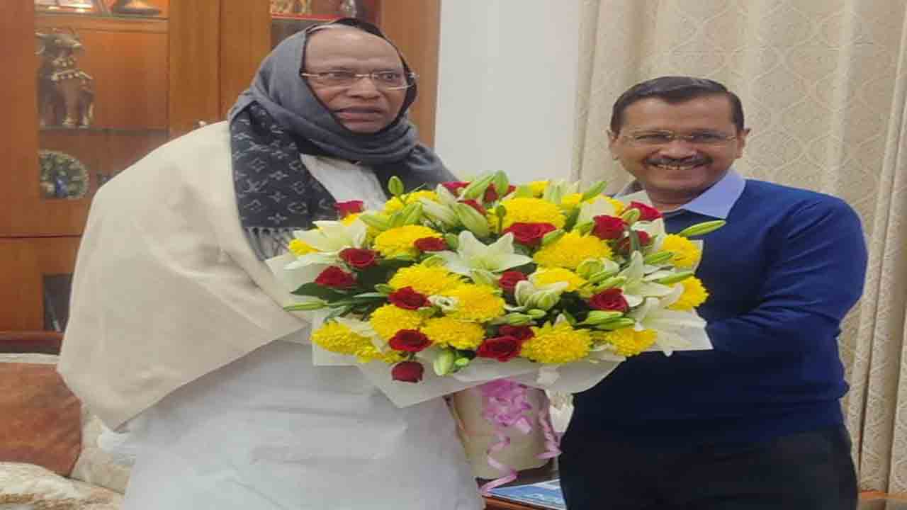 Kharge-Kejriwal meet | కేజ్రీవాల్‌ మార్క్‌ స్టైల్‌లో కనిపించిన ఖర్గే.. ఎందుకంటే?