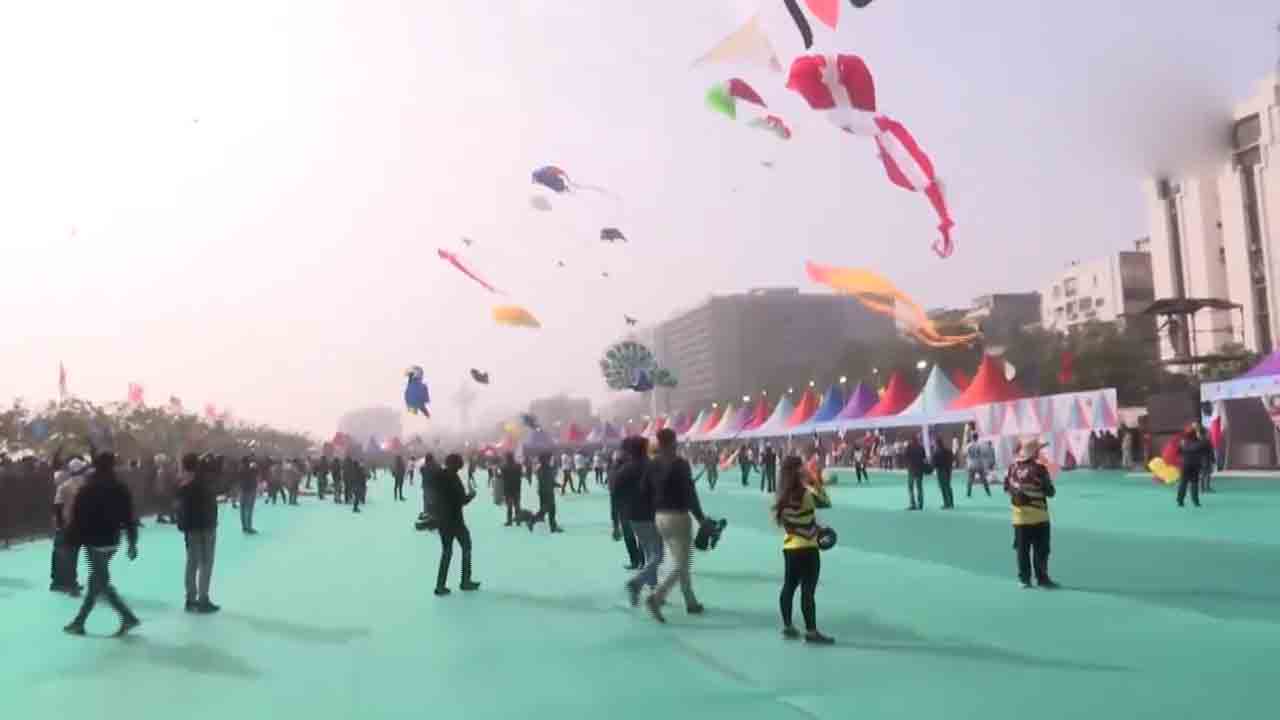 Kite festival | గుజరాత్‌లో మొదలైన ఇంటర్నేషనల్‌ కైట్‌ ఫెస్టివల్‌.. Video