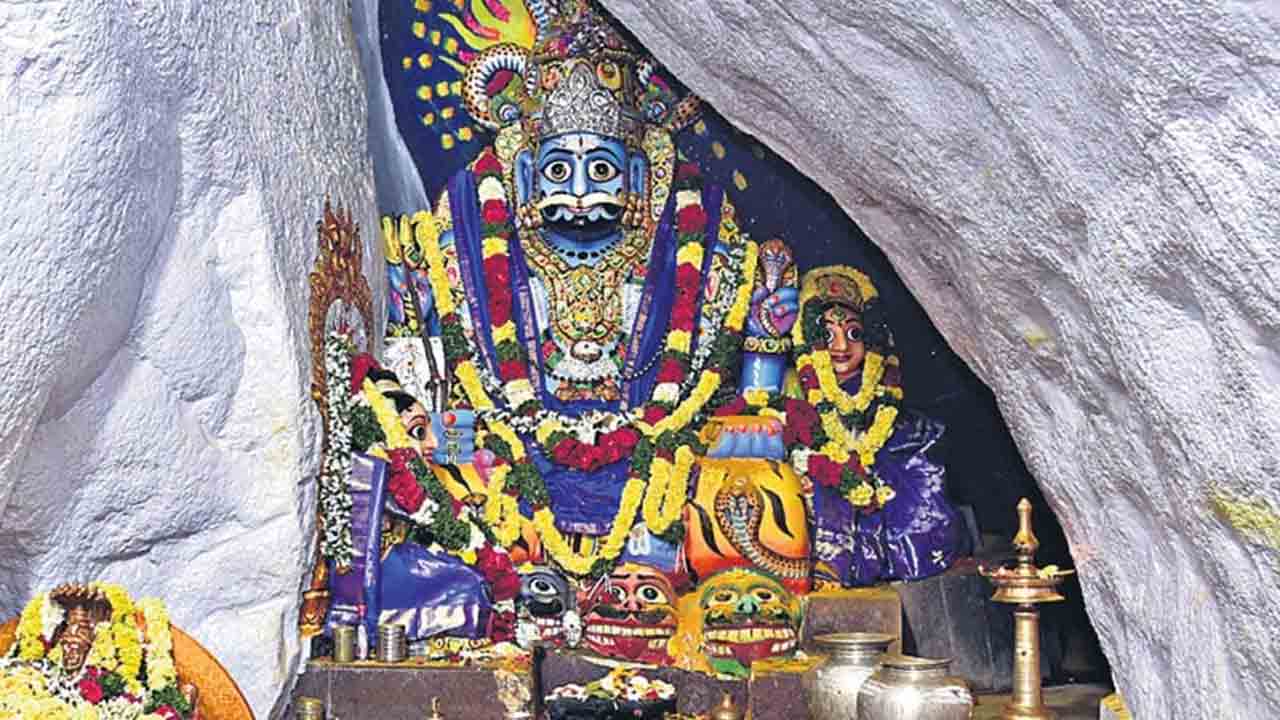 కొమురవెల్లి ఆలయ ఉద్యోగుల బాహాబాహీ