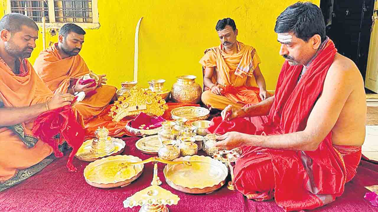 ‘మల్లన్న’ ప్రత్యేక పూజల సామగ్రి సిద్ధం