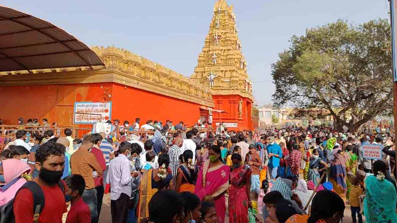 Kondagattu | కొండగట్టు అంజన్న ఆలయానికి పోటెత్తిన భక్తులు