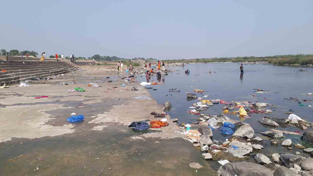 కృష్ణాతీరం.. చెత్తమయం