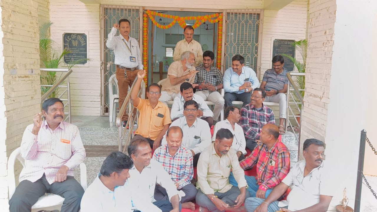 ఎల్‌ఐసీ ఉద్యోగుల ఆందోళన
