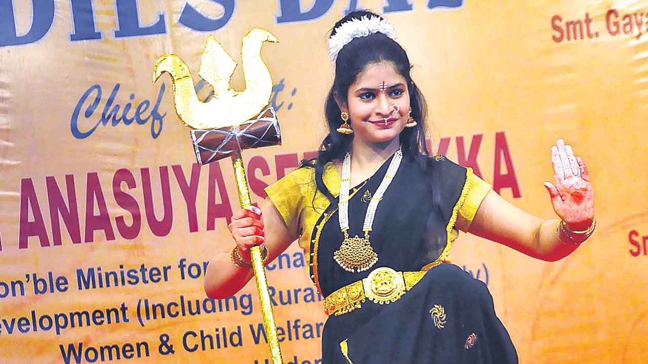 లేడీస్‌ డే.. నుమాయిష్‌లో మహిళల సందడి