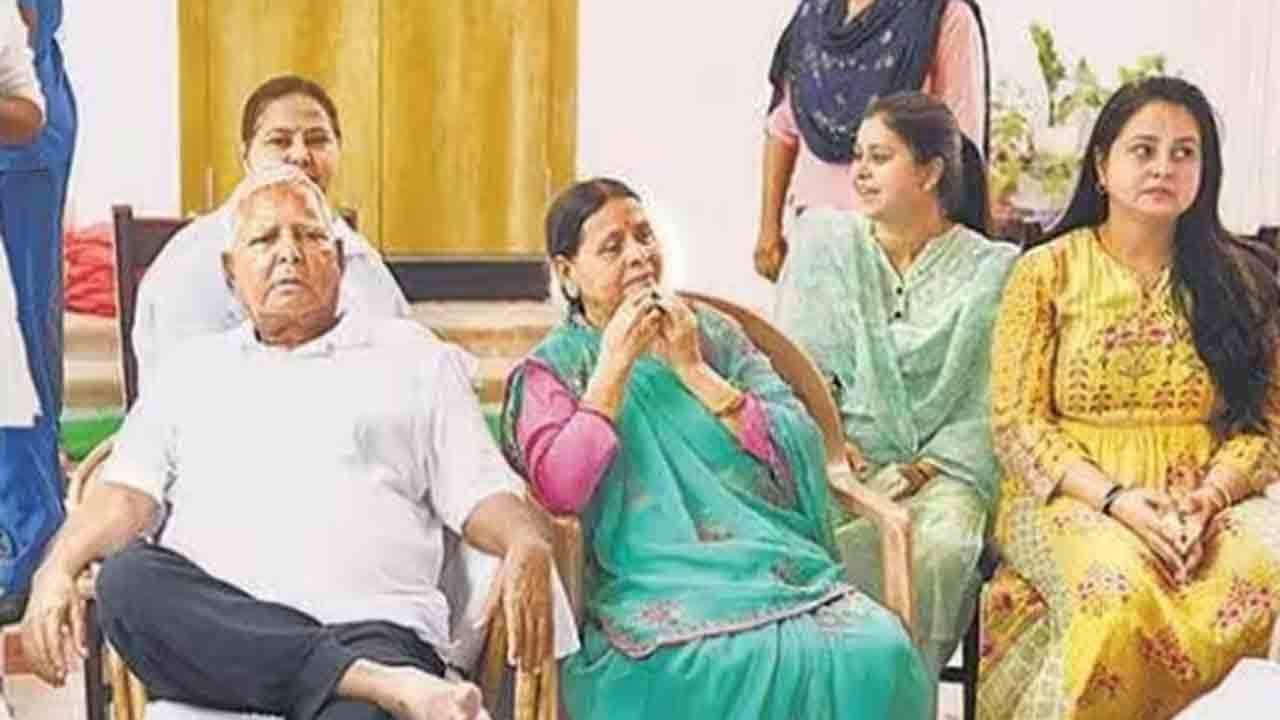 land for job scam | లాలూ యాదవ్, భార్య రబ్రీ దేవి, కుమార్తెలు, ఇతరులకు ఢిల్లీ కోర్టు సమన్లు