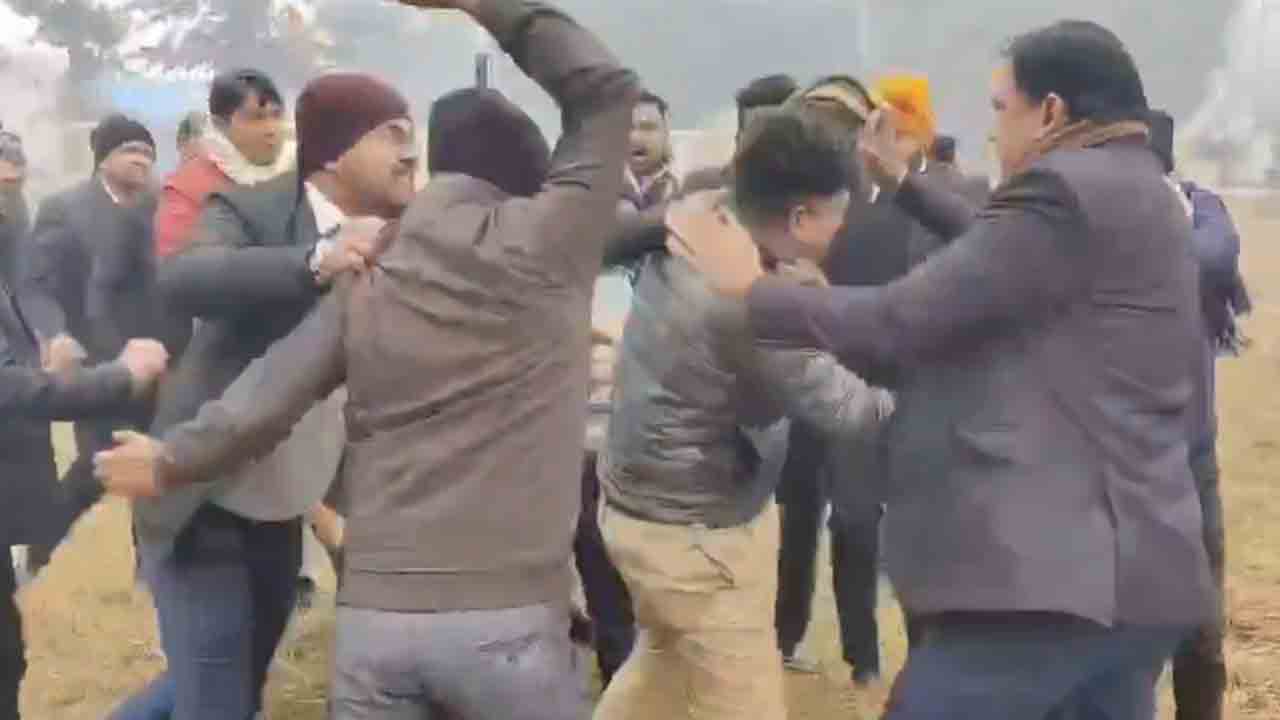 Watch: పోలీస్‌ను పట్టుకుని కొట్టిన లాయర్లు.. వీడియో వైరల్‌