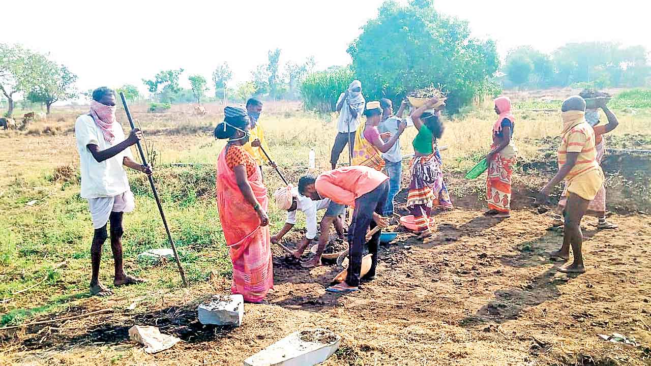 Field assistants పీకల్లోతు కష్టాల్లో ఫీల్డ్ అసిస్టెంట్లు.. నాలుగు నెలలుగా వేతనాలు అందక ఇబ్బందులు