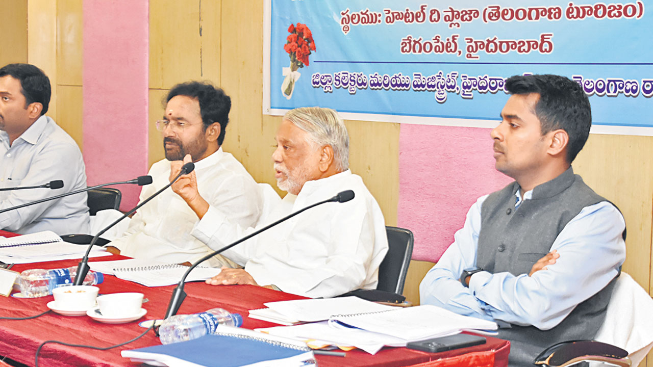 అభివృద్ధి పనులు వేగంగా పూర్తి చేయండి