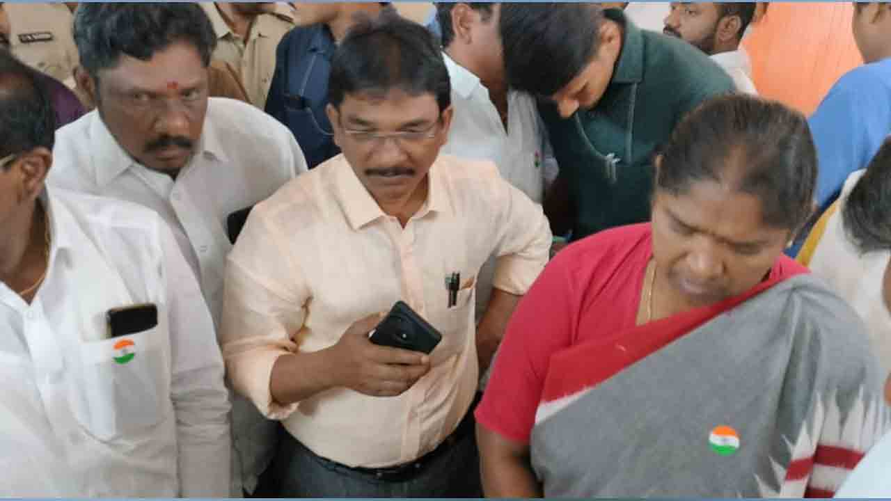 Tragedy | జాతీయ జెండా ఆవిష్కరణలో అపశృతి.. విద్యుదాఘాతంతో ఇద్దరు ఎస్సీ యువకులు మృతి