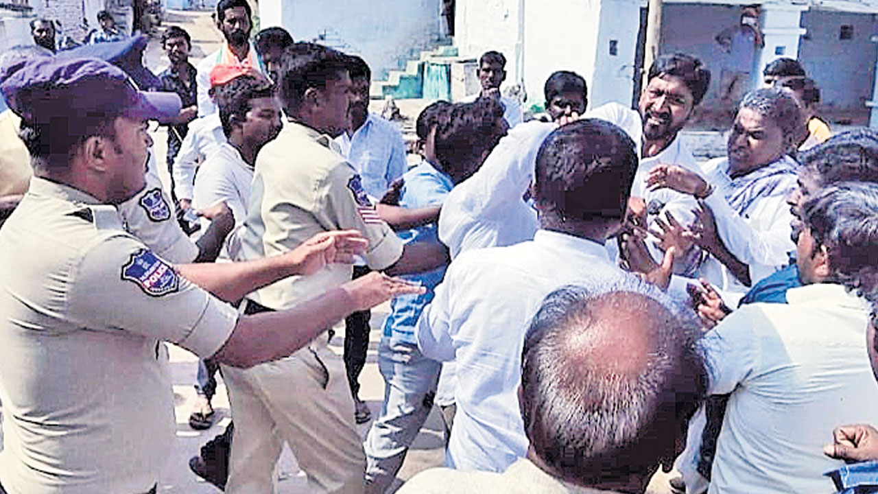 కాలర్లు పట్టుకున్న కాంగ్రెస్‌ లీడర్లు