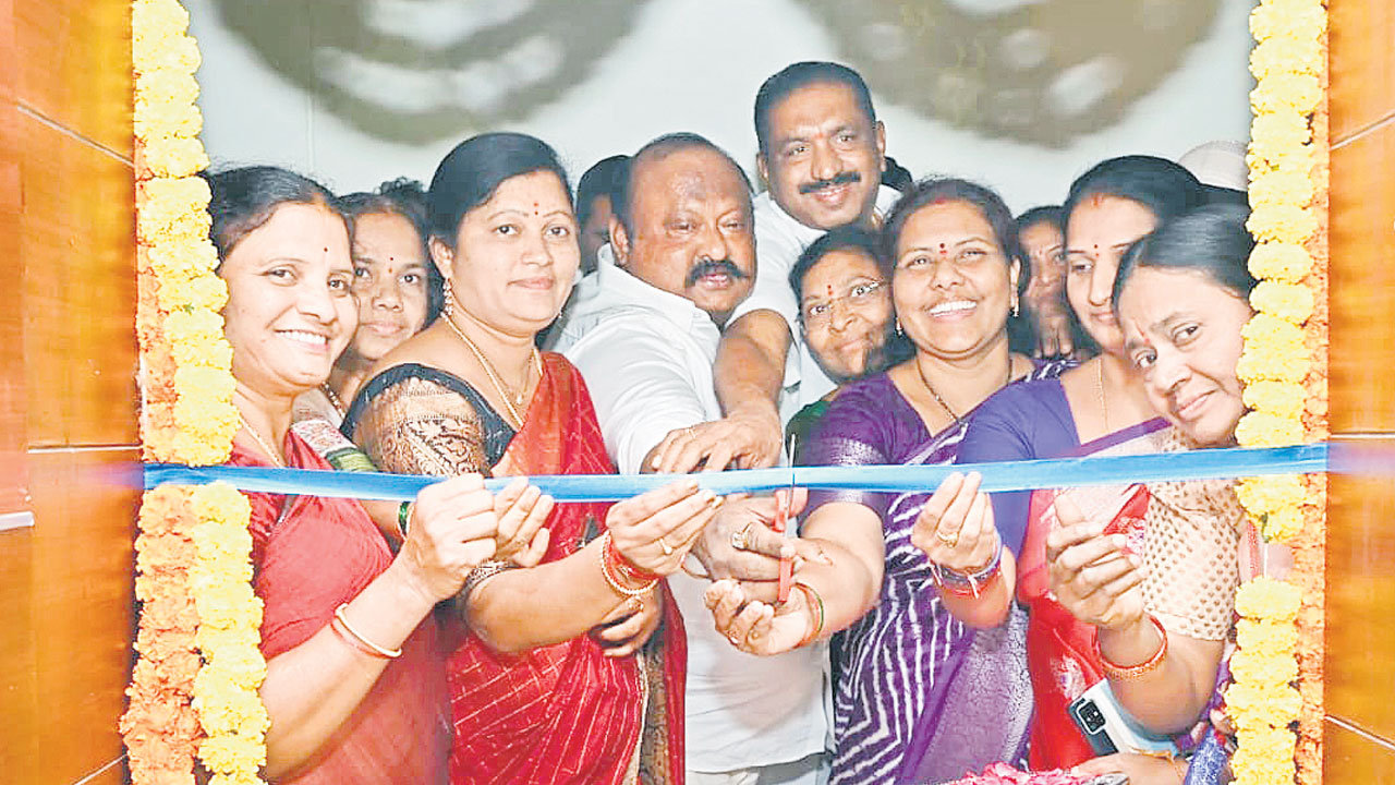 మహిళలు రాజకీయాల్లో రాణించాలి