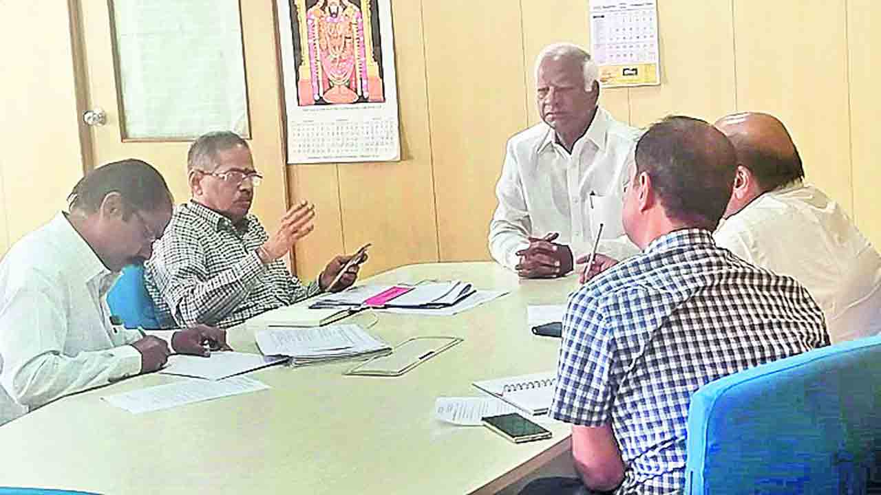 ప్రతి ఎకరాకు సాగునీరందించాలి