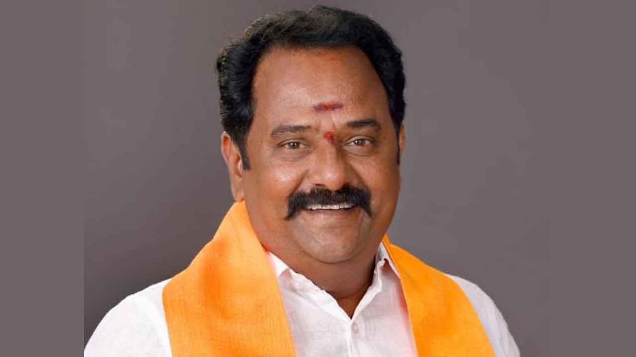 రోడ్డు విస్తరణకు బీజేపీ ఎమ్మెల్యే సహకారం