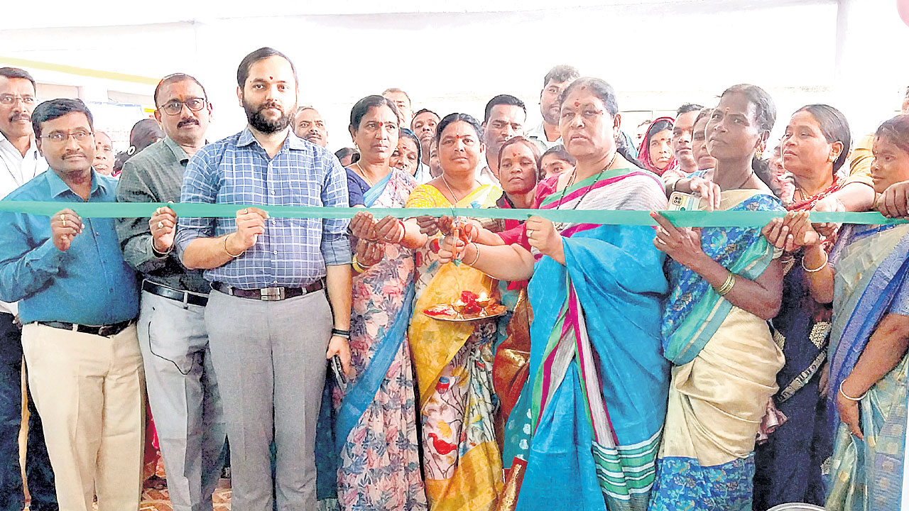 మహిళా సంఘాల ఆధ్వర్యంలో నూనె తయారీ కేంద్రం
